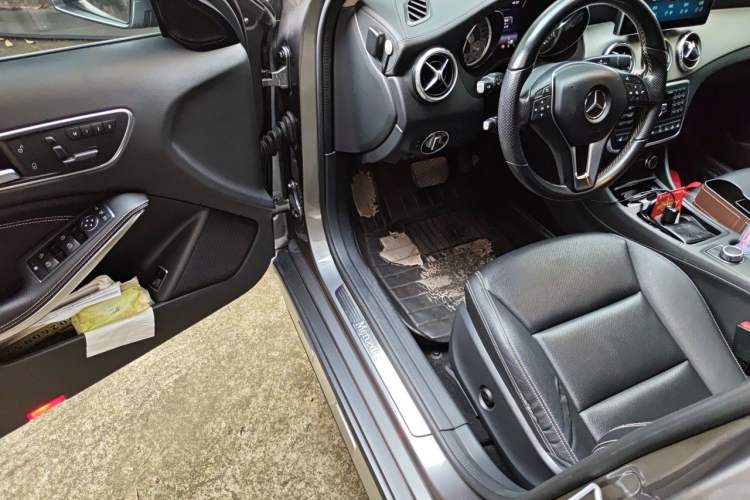 Used Mercedes-Benz GLA 2015 GLA 220 4MATIC Luxury Model Driver Seat
