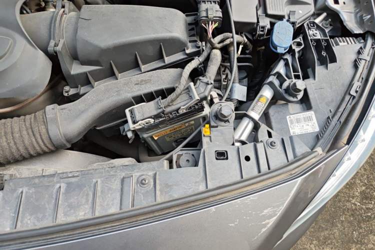 Used Mercedes-Benz GLA 2015 GLA 220 4MATIC Luxury Model Engine Bay Left