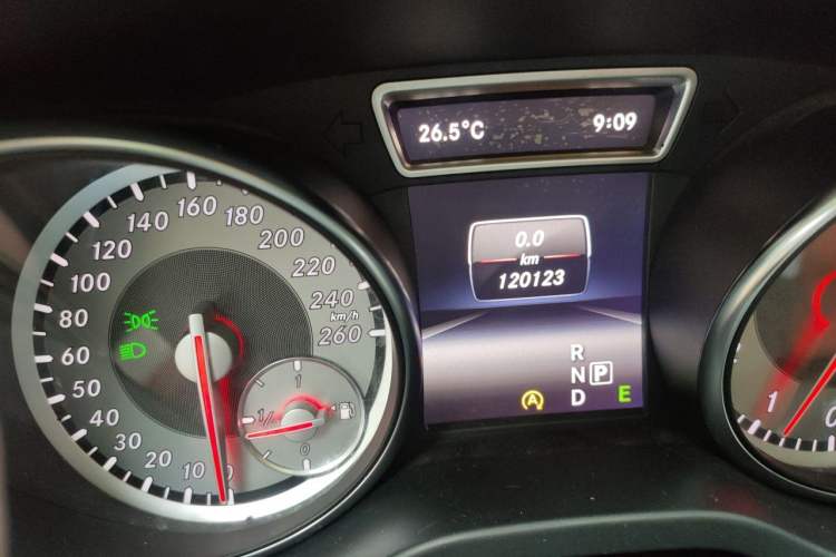 Used Mercedes-Benz GLA 2015 GLA 220 4MATIC Fashion Model Odometer Close Up