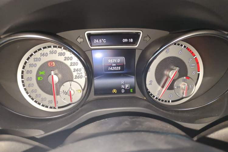 Used Mercedes-Benz GLA 2015 GLA 220 4MATIC Fashion Model Odometer Close Up