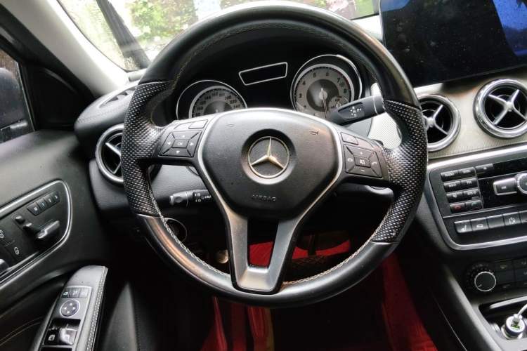 Used Mercedes-Benz GLA 2015 GLA 220 4MATIC Luxury Model Steering Wheel