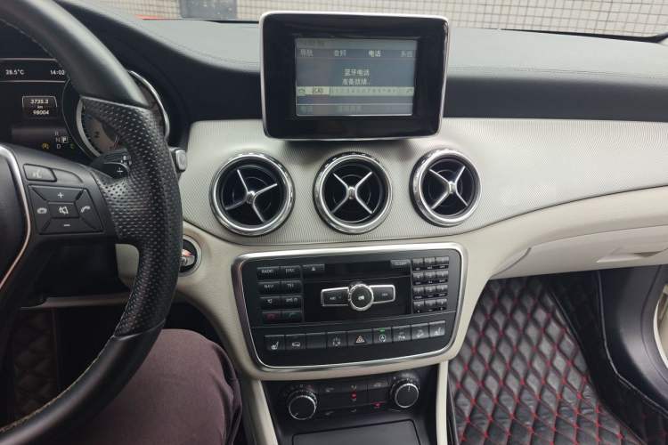 Used Mercedes-Benz GLA 2015 GLA 220 4MATIC Luxury Model Audio And AC Panel