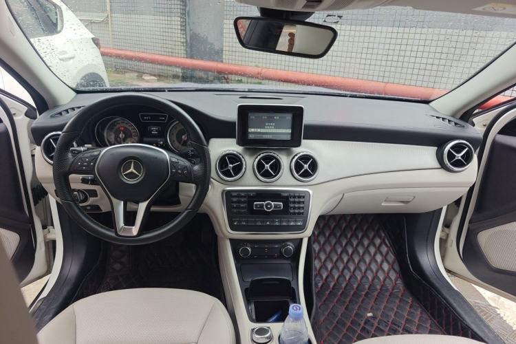 Used Mercedes-Benz GLA 2015 GLA 220 4MATIC Luxury Model Center Console
