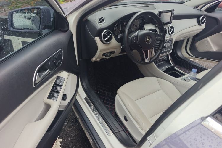 Used Mercedes-Benz GLA 2015 GLA 220 4MATIC Luxury Model Driver Seat