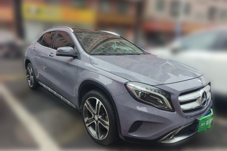 Used Mercedes-Benz GLA 2015 GLA 220 4MATIC Luxury Model Front Right 45 Deg