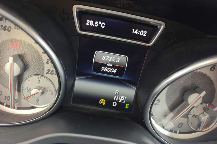 Used Mercedes-Benz GLA 2015 GLA 220 4MATIC Luxury Model Odometer Close Up