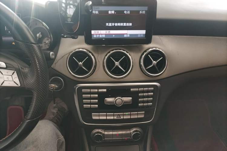 Used Mercedes-Benz GLA 2015 GLA 200 Sport Edition Audio And AC Panel