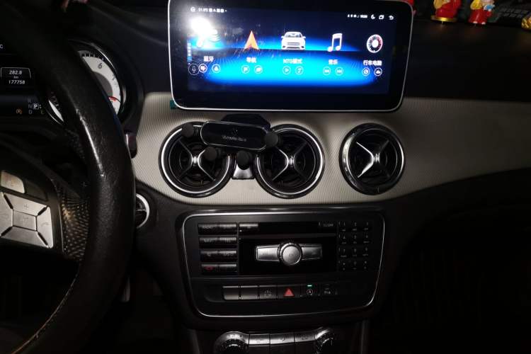 Used Mercedes-Benz GLA 2015 GLA 200 Sport Edition Audio And AC Panel
