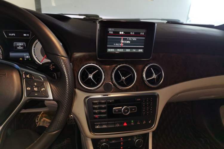 Used Mercedes-Benz GLA 2015 GLA 260 4MATIC Sport Edition Audio And AC Panel