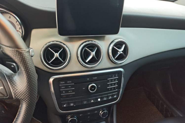 Used Mercedes-Benz GLA 2015 GLA 220 4MATIC Luxury Model Audio And AC Panel