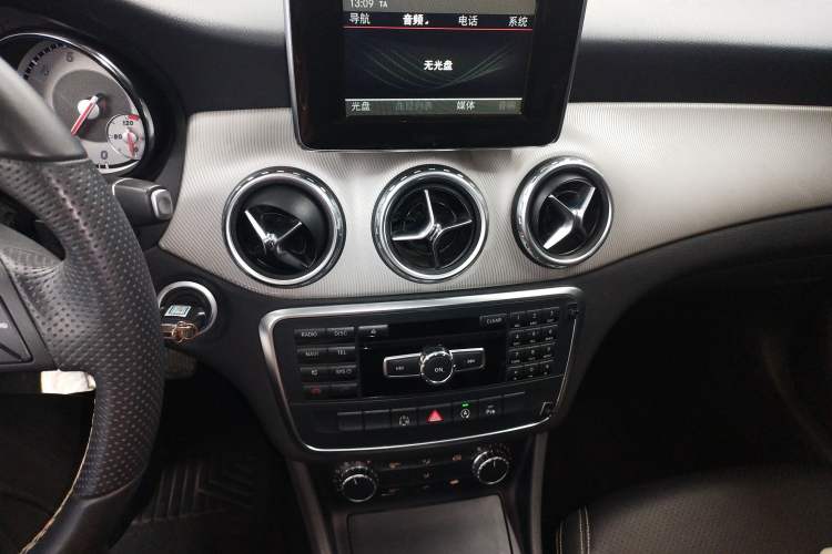 Used Mercedes-Benz GLA 2015 GLA 200 Sport Edition Audio And AC Panel