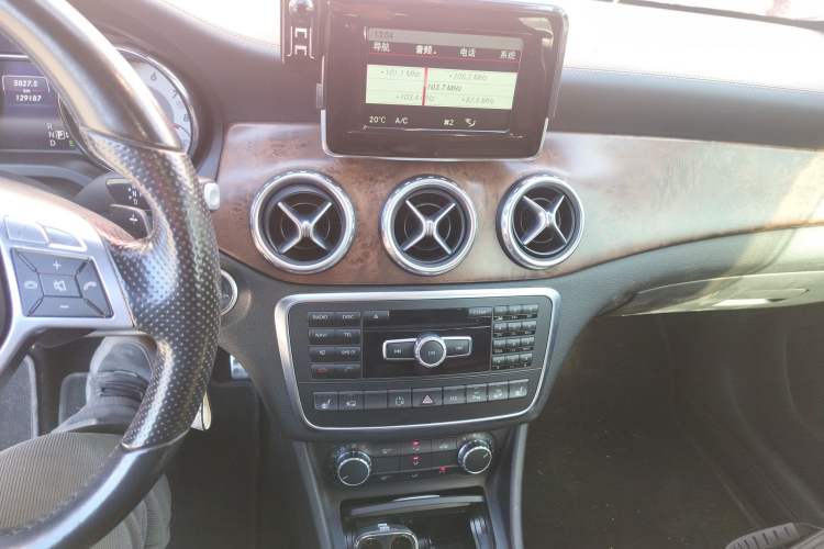 Used Mercedes-Benz GLA 2015 GLA 260 4MATIC Audio And AC Panel