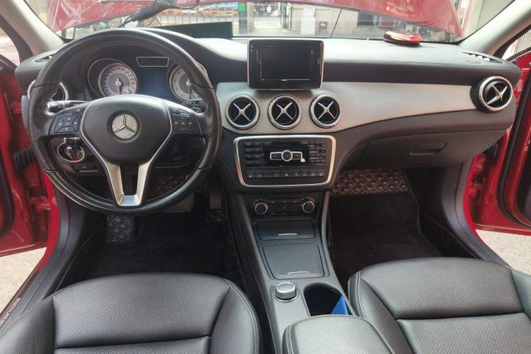 Used Mercedes-Benz GLA 2015 GLA 220 4MATIC Luxury Model Center Console