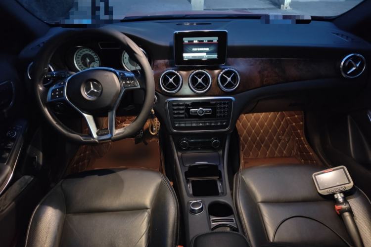 Used Mercedes-Benz GLA 2015 GLA 260 4MATIC Sport Edition Center Console