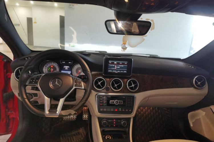 Used Mercedes-Benz GLA 2015 GLA 260 4MATIC Sport Edition Center Console