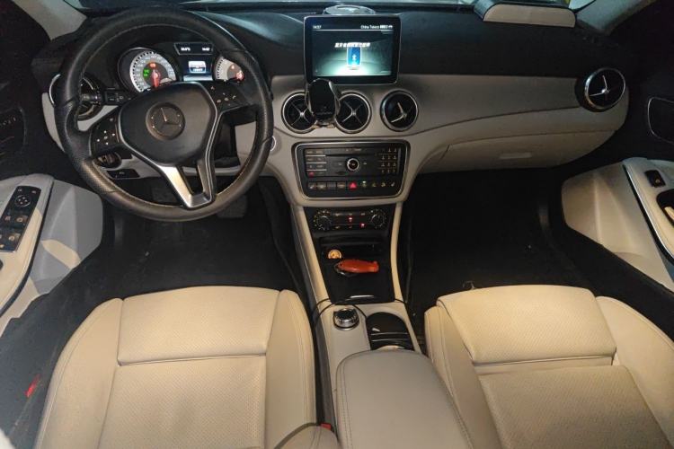 Used Mercedes-Benz GLA 2015 GLA 220 4MATIC Fashion Model Center Console