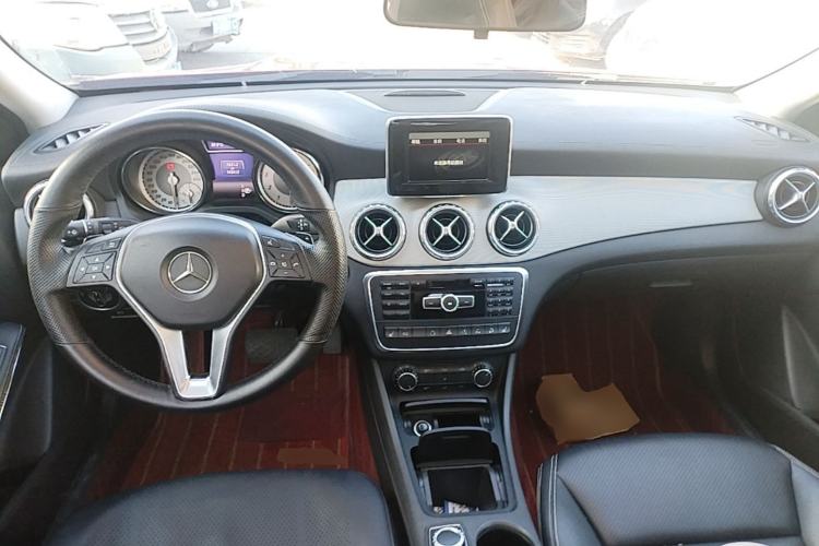 Used Mercedes-Benz GLA 2015 GLA 220 4MATIC Fashion Model Center Console