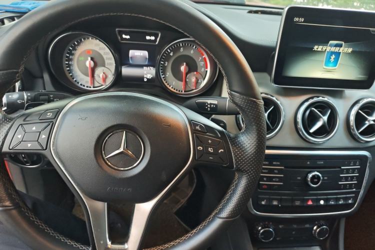 Used Mercedes-Benz GLA 2015 GLA 220 4MATIC Luxury Model Center Console
