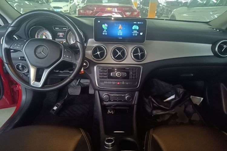 Used Mercedes-Benz GLA 2015 GLA 200 Sport Edition Center Console