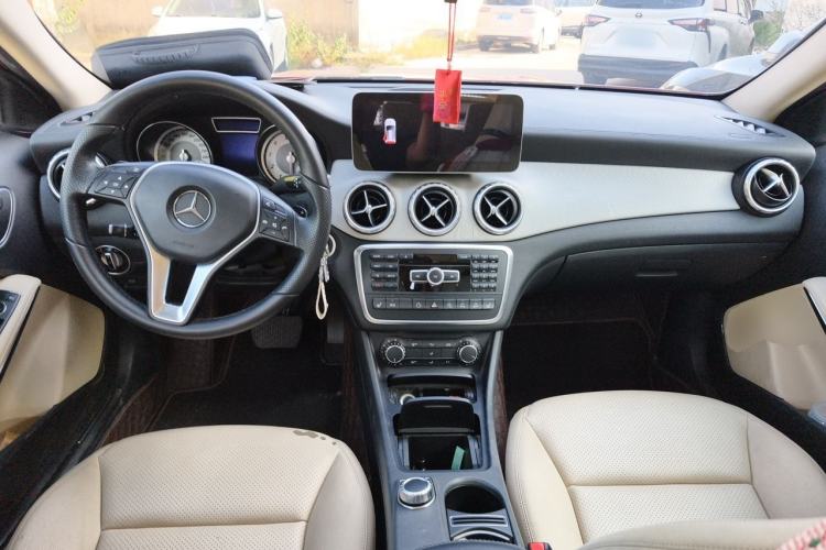 Used Mercedes-Benz GLA 2015 GLA 220 4MATIC Fashion Model Center Console