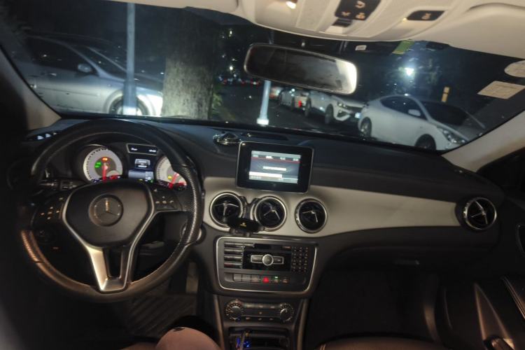 Used Mercedes-Benz GLA 2015 GLA 200 Sport Edition Center Console