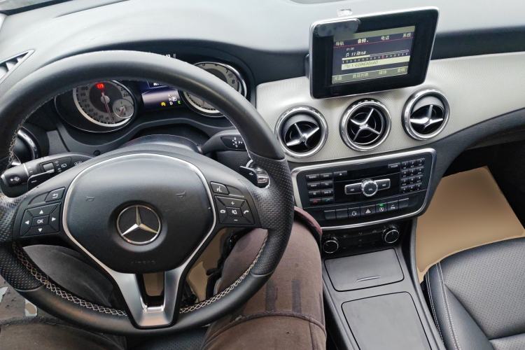 Used Mercedes-Benz GLA 2015 GLA 200 Sport Edition Center Console