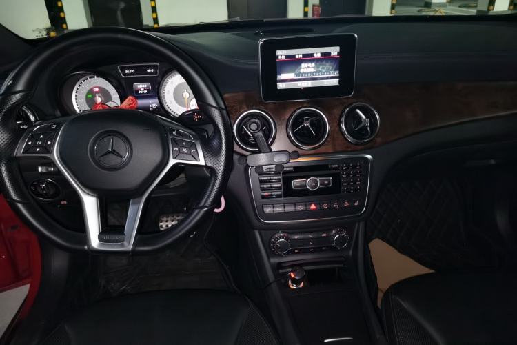 Used Mercedes-Benz GLA 2015 GLA 260 4MATIC Center Console