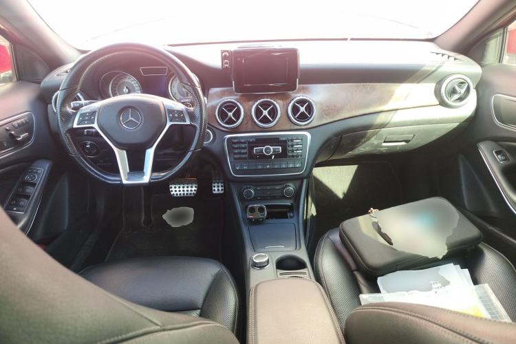 Used Mercedes-Benz GLA 2015 GLA 260 4MATIC Center Console