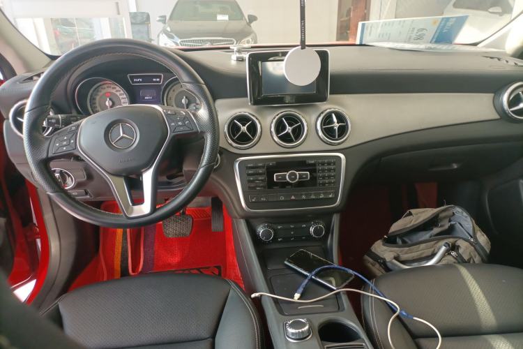 Used Mercedes-Benz GLA 2015 GLA 220 4MATIC Fashion Model Center Console