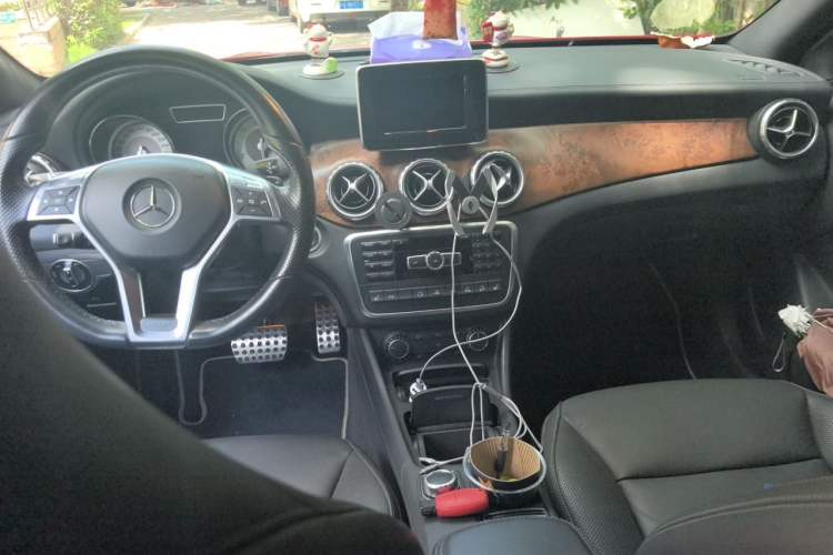 Used Mercedes-Benz GLA 2015 GLA 260 4MATIC Center Console