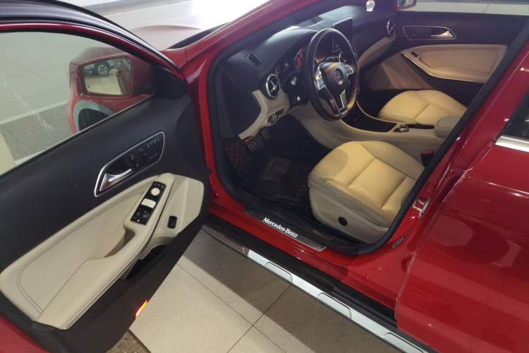 Used Mercedes-Benz GLA 2015 GLA 260 4MATIC Sport Edition Driver Seat