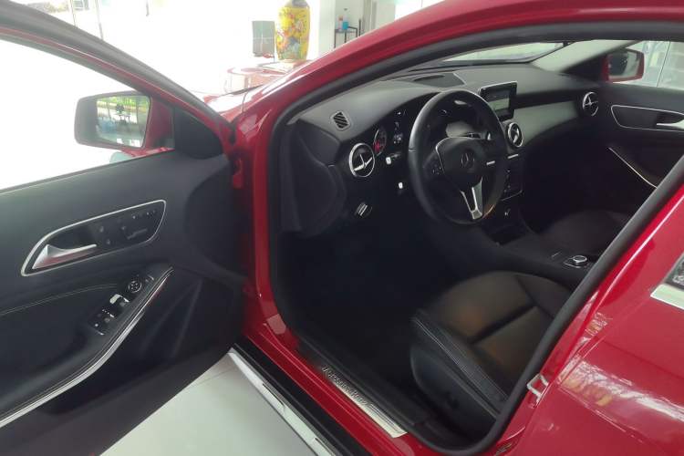 Used Mercedes-Benz GLA 2015 GLA 200 Sport Edition Driver Seat