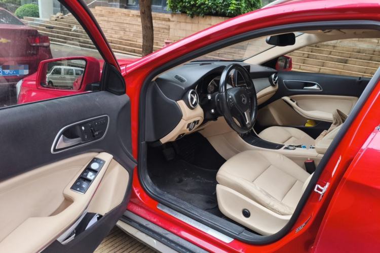 Used Mercedes-Benz GLA 2015 GLA 200 Sport Edition Driver Seat
