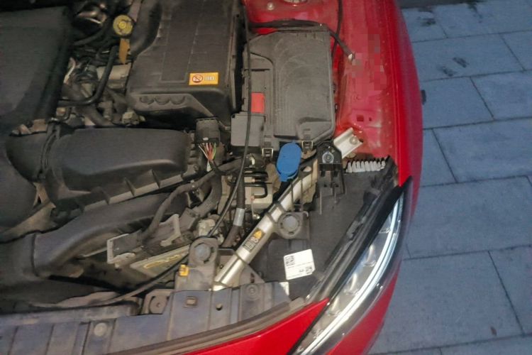Used Mercedes-Benz GLA 2015 GLA 220 4MATIC Luxury Model Engine Bay Left