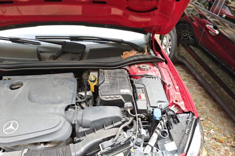 Used Mercedes-Benz GLA 2015 GLA 220 4MATIC Fashion Model Engine Bay Left