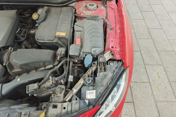 Used Mercedes-Benz GLA 2015 GLA 220 4MATIC Luxury Model Engine Bay Left