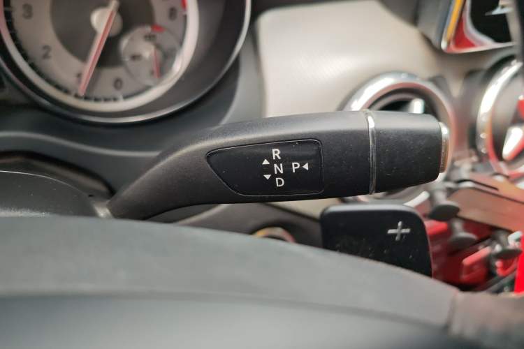 Used Mercedes-Benz GLA 2015 GLA 220 4MATIC Fashion Model Gear Lever