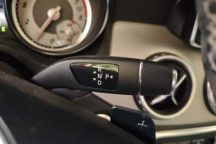 Used Mercedes-Benz GLA 2015 GLA 220 4MATIC Fashion Model Gear Lever