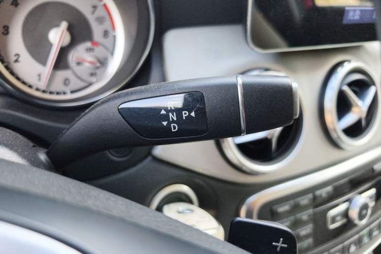 Used Mercedes-Benz GLA 2015 GLA 220 4MATIC Fashion Model Gear Lever