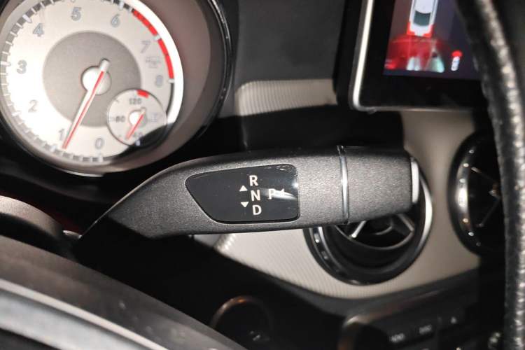 Used Mercedes-Benz GLA 2015 GLA 220 4MATIC Fashion Model Gear Lever