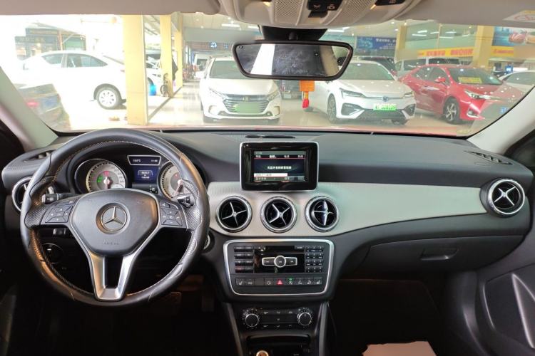 Used Mercedes-Benz GLA 2015 GLA 220 4MATIC Luxury Model Interior 2