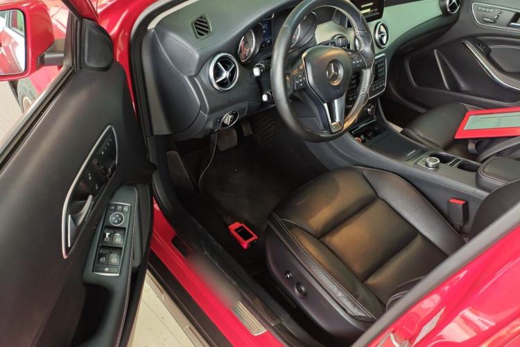 Used Mercedes-Benz GLA 2015 GLA 220 4MATIC Luxury Model Interior 3