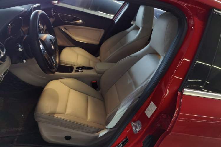 Used Mercedes-Benz GLA 2015 GLA 260 4MATIC Sport Edition Left Front Seat