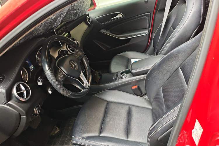 Used Mercedes-Benz GLA 2015 GLA 220 4MATIC Fashion Model Left Front Seat