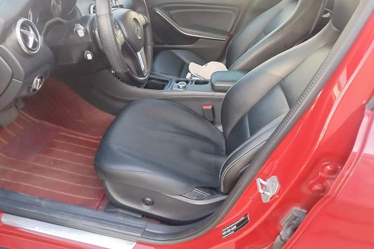Used Mercedes-Benz GLA 2015 GLA 220 4MATIC Fashion Model Left Front Seat