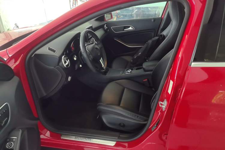 Used Mercedes-Benz GLA 2015 GLA 200 Sport Edition Left Front Seat