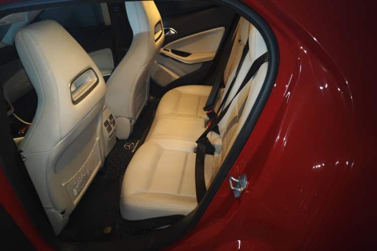 Used Mercedes-Benz GLA 2015 GLA 220 4MATIC Fashion Model Left Rear Seat