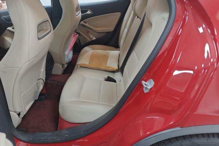 Used Mercedes-Benz GLA 2015 GLA 200 Fashion Model Left Rear Seat