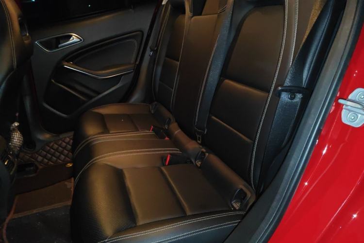 Used Mercedes-Benz GLA 2015 GLA 220 4MATIC Fashion Model Left Rear Seat