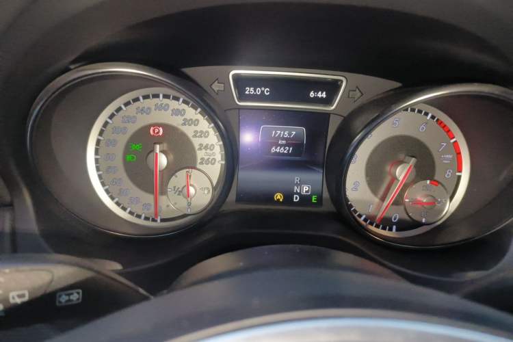 Used Mercedes-Benz GLA 2015 GLA 220 4MATIC Luxury Model Odometer Close Up